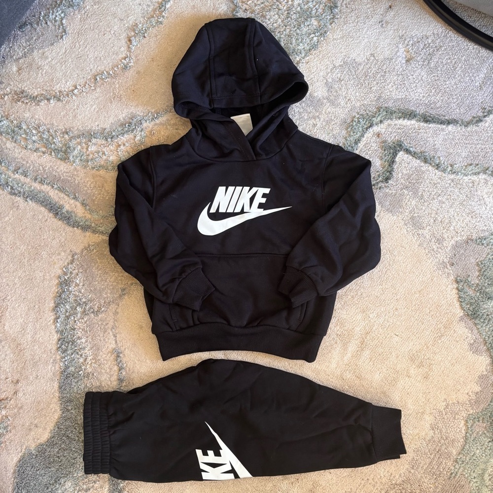 NEW NIKE SET 3T - no tags